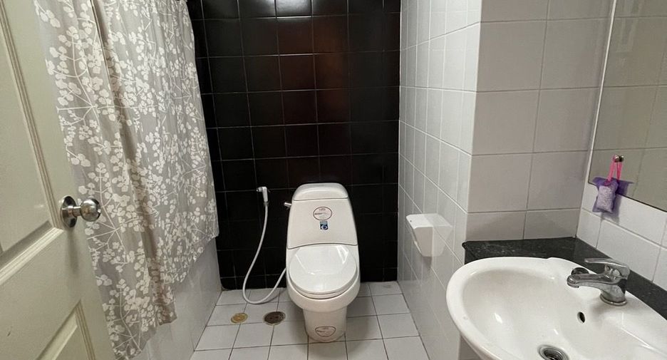 For rent 3 bedrooms townhouse in Lat Phrao, Bangkok
