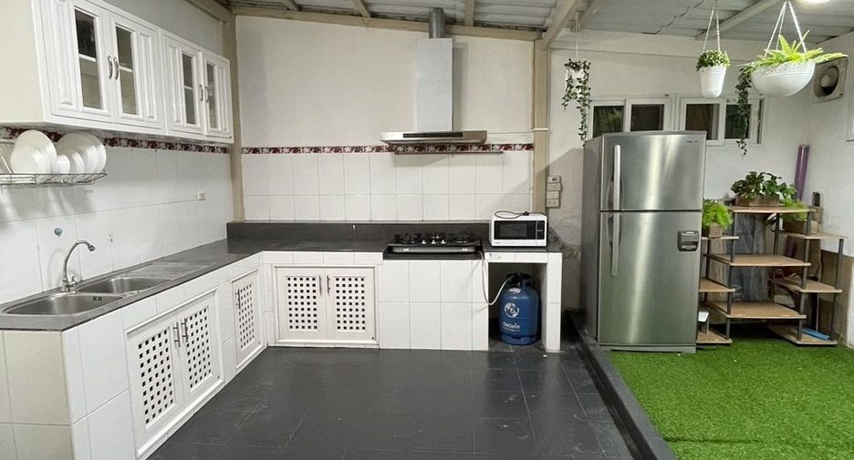 For rent 3 bedrooms townhouse in Lat Phrao, Bangkok