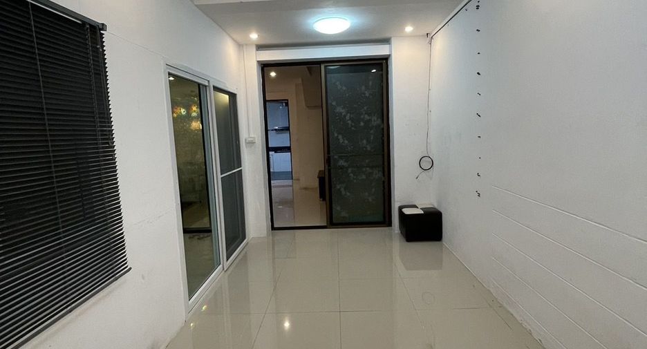 For rent 3 bedrooms townhouse in Lat Phrao, Bangkok