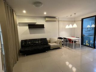 Casa adosada en alquiler de 3 habitaciones en Lat Phrao, Bangkok