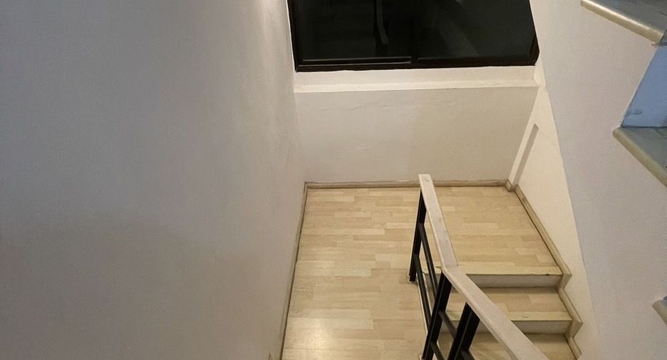 For rent 3 bedrooms townhouse in Lat Phrao, Bangkok