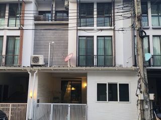 For rent 3 bedrooms townhouse in Lat Phrao, Bangkok