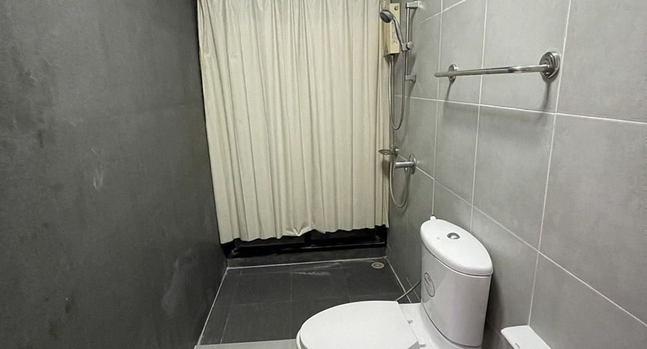 For rent 3 bedrooms townhouse in Lat Phrao, Bangkok