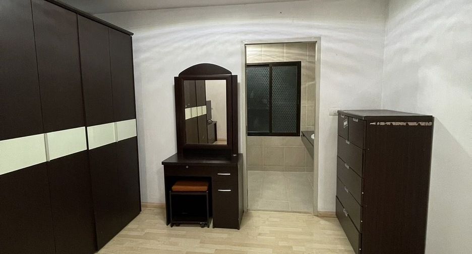 For rent 3 bedrooms townhouse in Lat Phrao, Bangkok