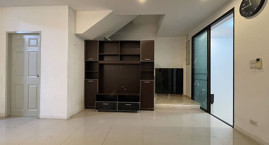 For rent 3 bedrooms townhouse in Lat Phrao, Bangkok