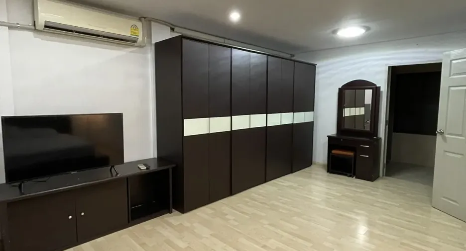 For rent 3 bedrooms townhouse in Lat Phrao, Bangkok