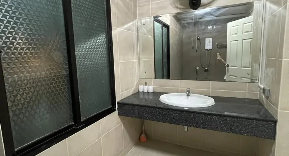 For rent 3 bedrooms townhouse in Lat Phrao, Bangkok