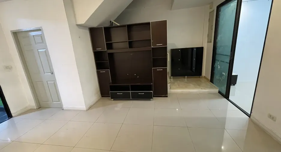 For rent 3 bedrooms townhouse in Lat Phrao, Bangkok