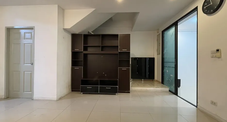 For rent 3 bedrooms townhouse in Lat Phrao, Bangkok