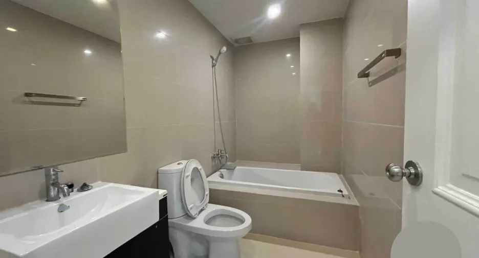For rent 3 bedrooms condo in Phaya Thai, Bangkok