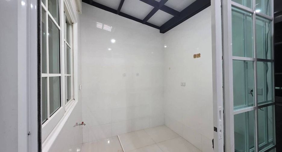 Casa adosada en alquiler de 3 habitaciones en Chom Thong, Bangkok
