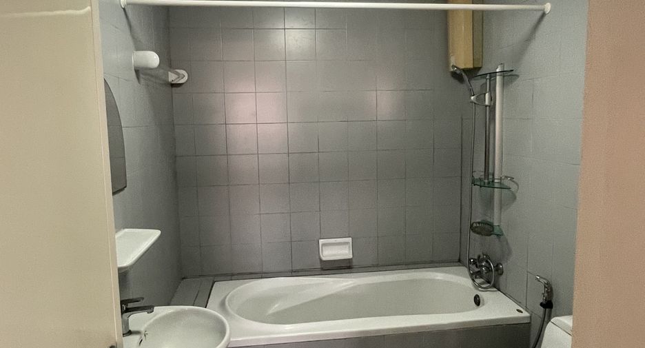 For rent 2 bedrooms apartment in Khlong Toei, Bangkok