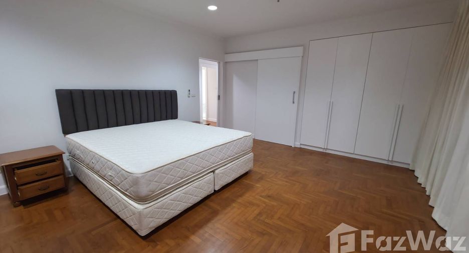 For rent 3 bedrooms condo in Sathon, Bangkok