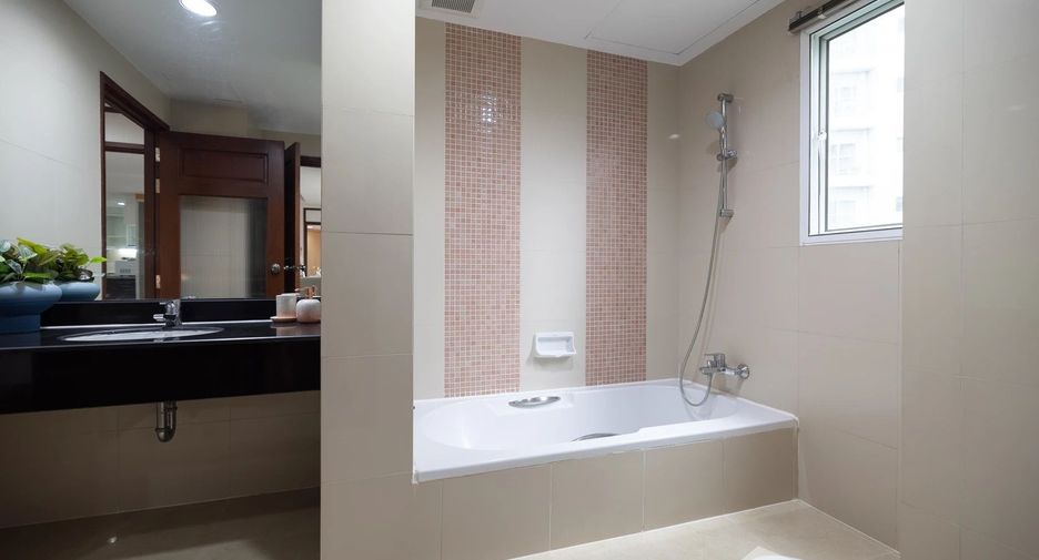For rent 2 bedrooms apartment in Khlong Toei, Bangkok