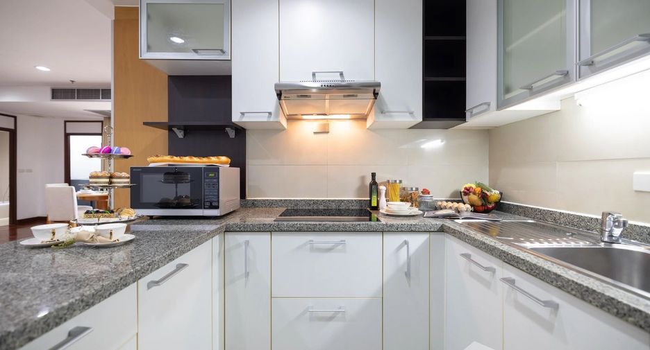 For rent 2 bedrooms apartment in Khlong Toei, Bangkok