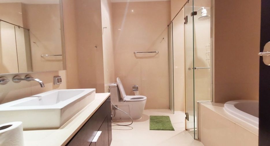 For rent 2 bedrooms condo in Khlong Toei, Bangkok