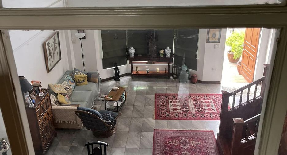 For rent 4 bedrooms townhouse in Sathon, Bangkok