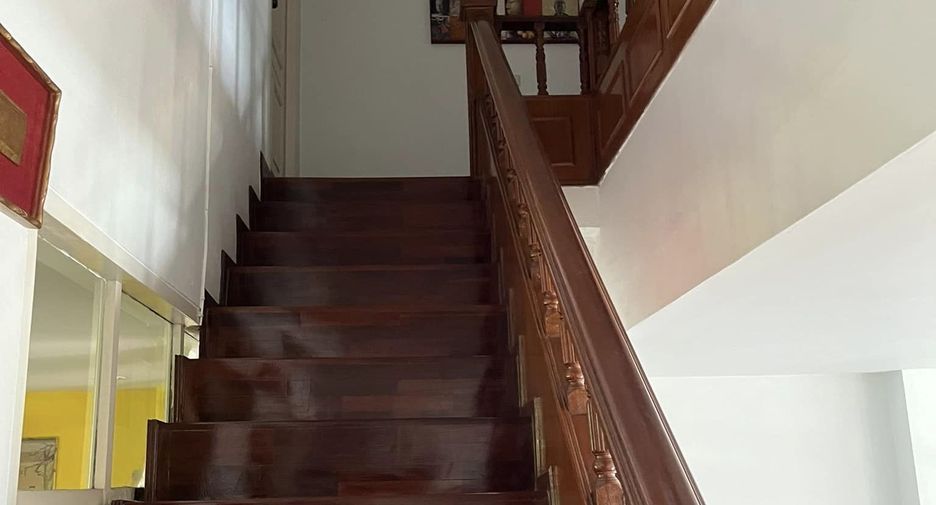 For rent 4 bedrooms townhouse in Sathon, Bangkok