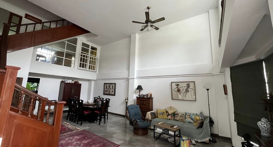 For rent 4 bedrooms townhouse in Sathon, Bangkok