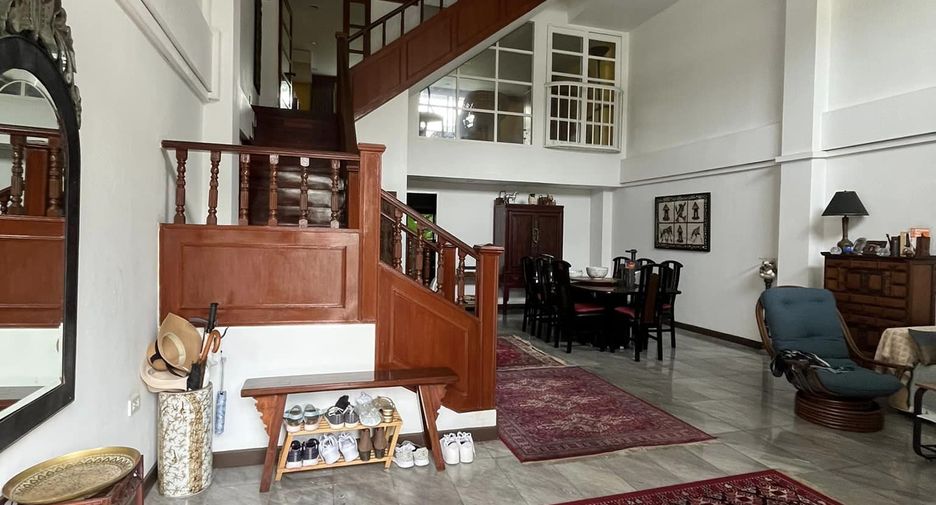 For rent 4 bedrooms townhouse in Sathon, Bangkok