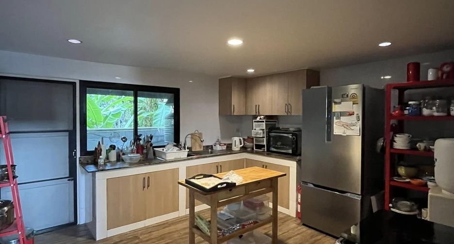 For rent 4 bedrooms townhouse in Sathon, Bangkok
