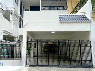 Reihenhaus zur Miete mit 6 Zimmer in Huai Khwang, Bangkok