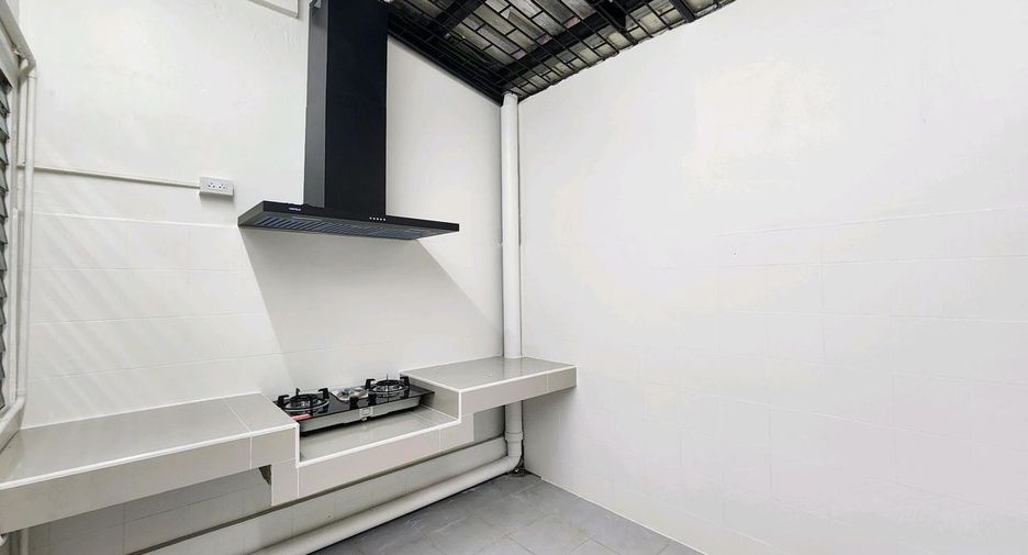 For rent 6 bedrooms townhouse in Huai Khwang, Bangkok