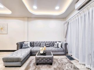 Reihenhaus zur Miete mit 6 Zimmer in Huai Khwang, Bangkok