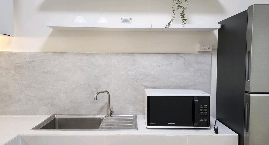 For rent 6 bedrooms townhouse in Huai Khwang, Bangkok