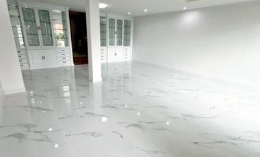 Haus zur Miete mit 4 Zimmer in Yan Nawa, Bangkok