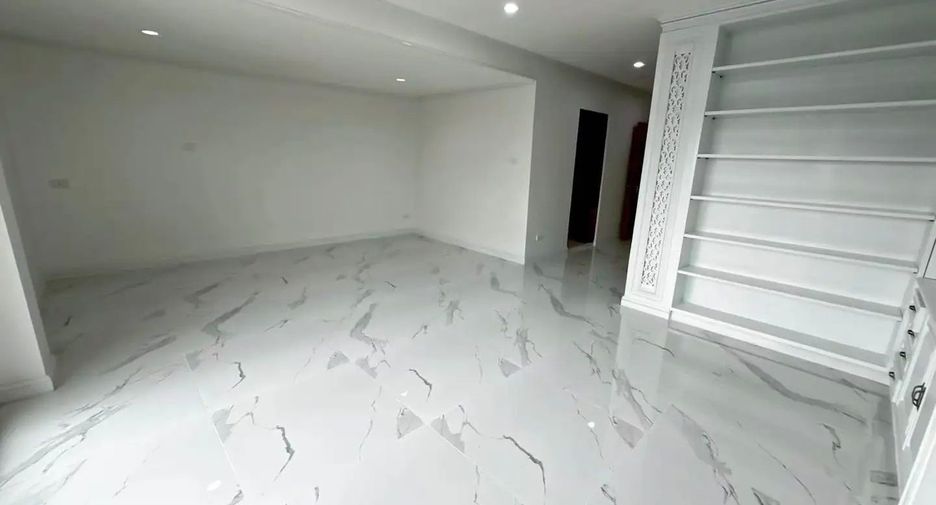 Casa en alquiler de 4 habitaciones en Yan Nawa, Bangkok