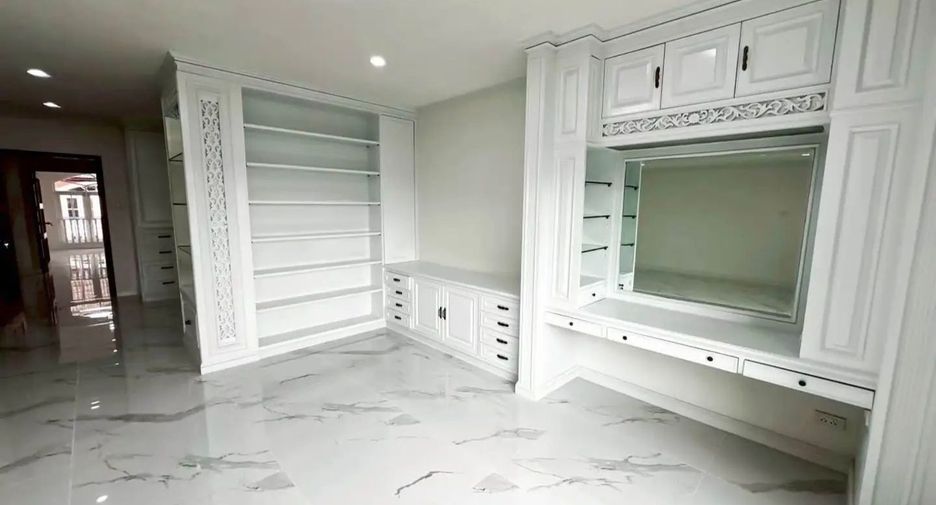 Casa en alquiler de 4 habitaciones en Yan Nawa, Bangkok