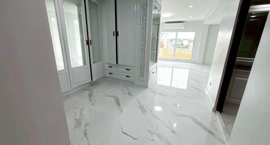 Casa en alquiler de 4 habitaciones en Yan Nawa, Bangkok