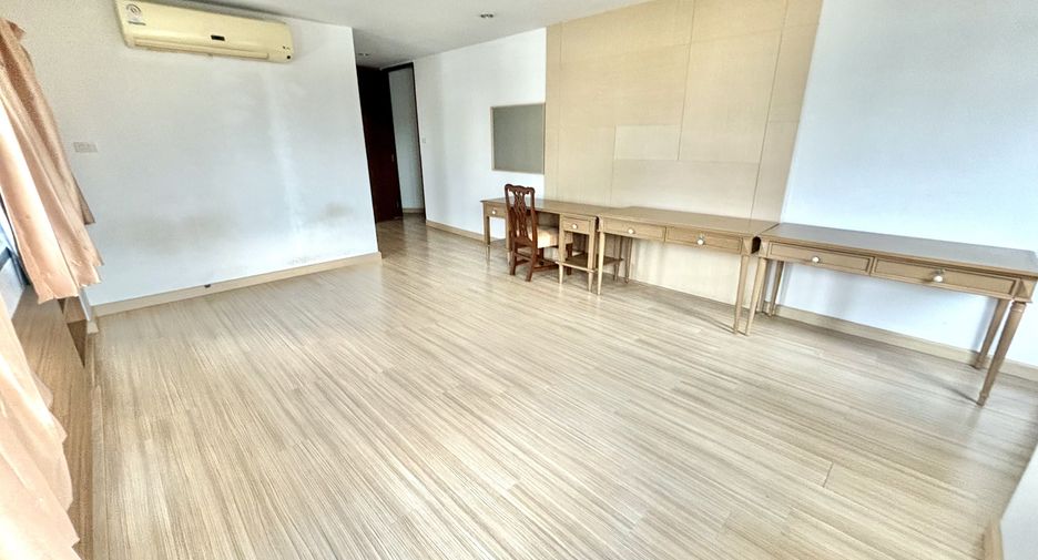 For rent 2 bedrooms apartment in Khlong Toei, Bangkok