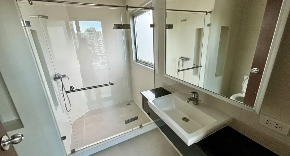 For rent 2 bedrooms apartment in Khlong Toei, Bangkok