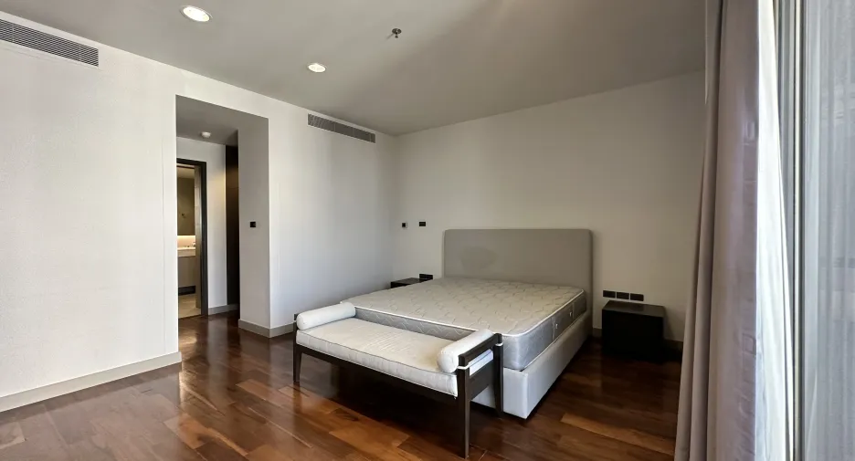 For rent 4 bedrooms apartment in Khlong Toei, Bangkok