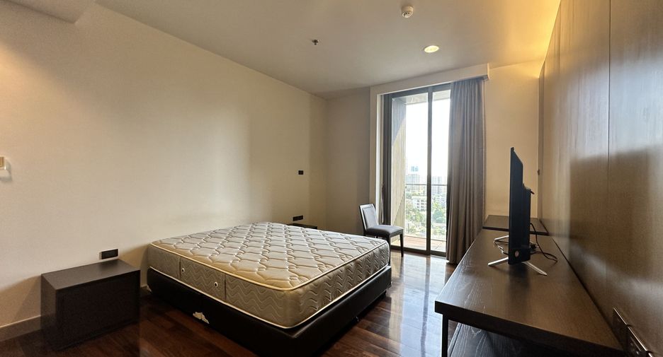 For rent 4 bedrooms apartment in Khlong Toei, Bangkok