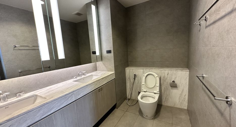 For rent 4 bedrooms apartment in Khlong Toei, Bangkok
