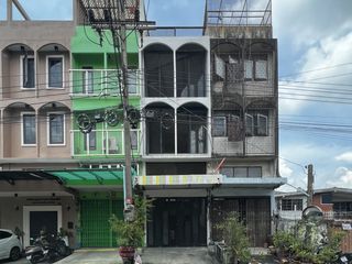 À louer 2 chambres maison de ville à Phra Khanong, Bangkok