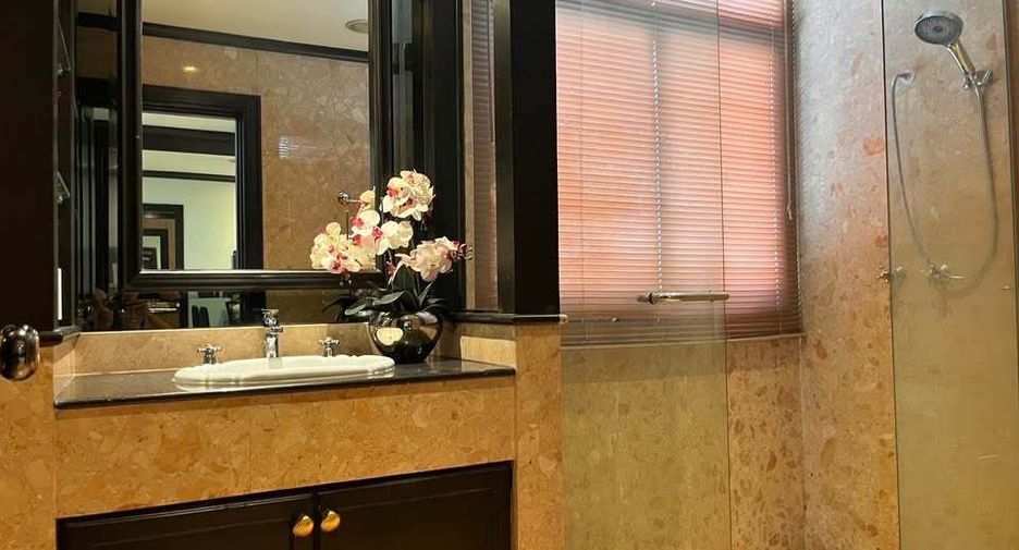For rent 2 bedrooms condo in Bang Rak, Bangkok
