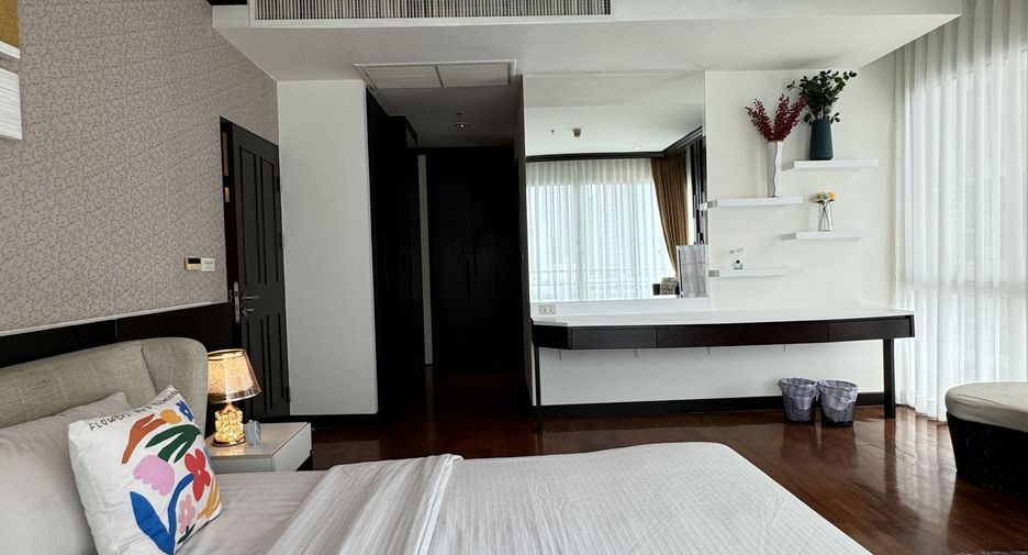 For rent 3 bedrooms condo in Watthana, Bangkok