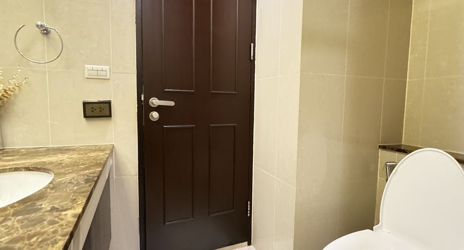 For rent 3 bedrooms condo in Watthana, Bangkok