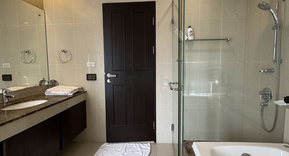 For rent 3 bedrooms condo in Watthana, Bangkok