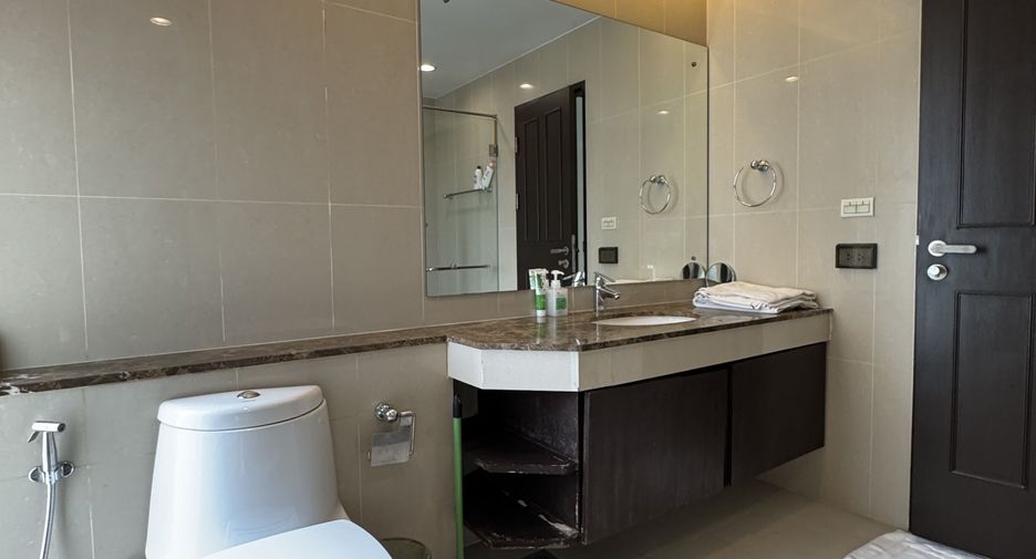 For rent 3 bedrooms condo in Watthana, Bangkok