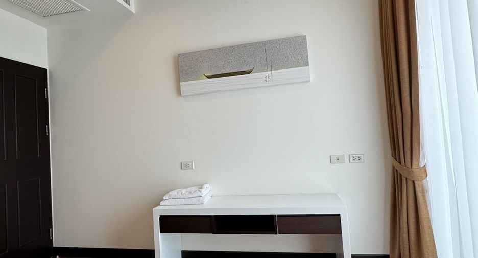 For rent 3 bedrooms condo in Watthana, Bangkok