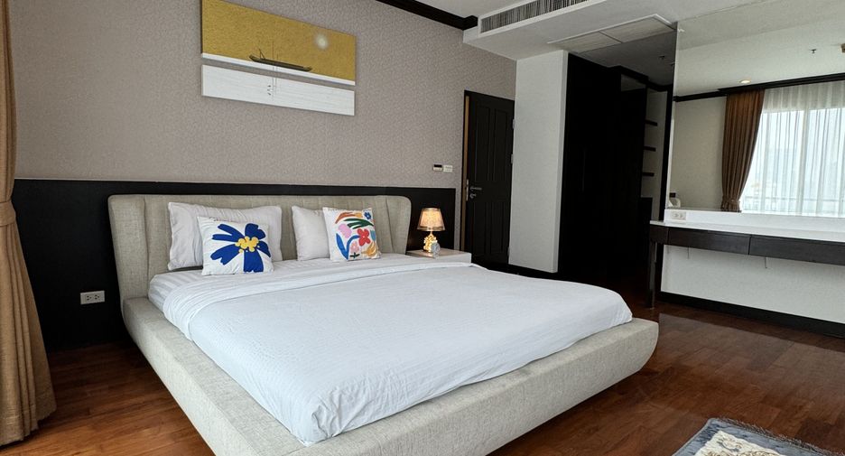 For rent 3 bedrooms condo in Watthana, Bangkok