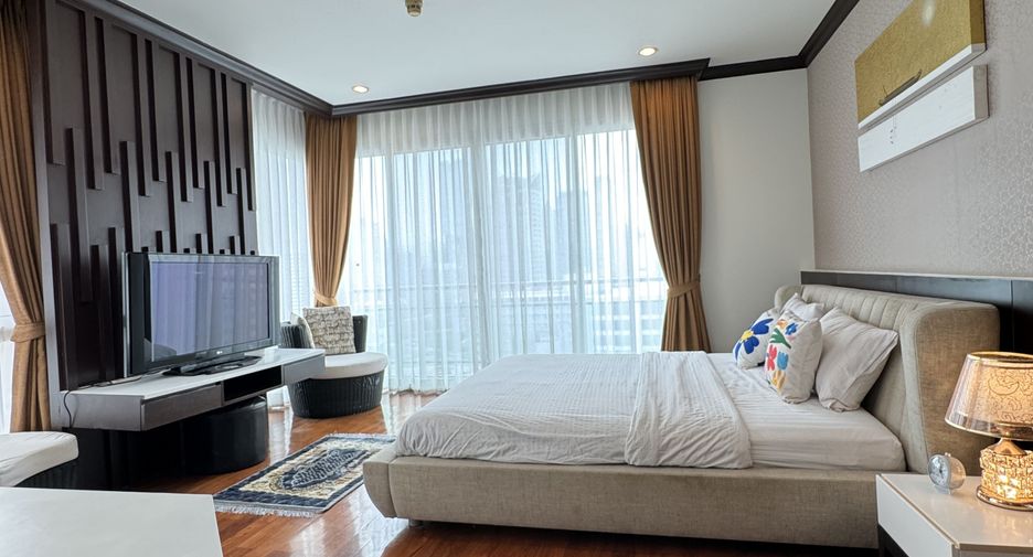 For rent 3 bedrooms condo in Watthana, Bangkok