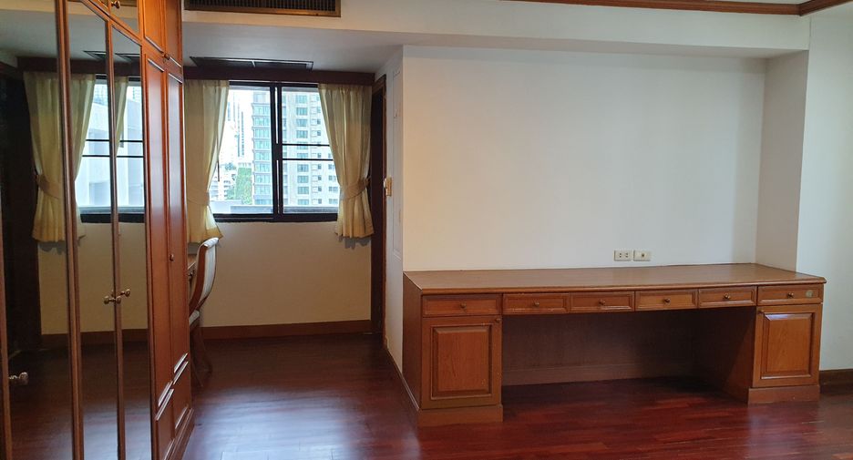 For rent 2 bedrooms condo in Watthana, Bangkok