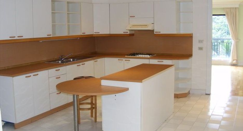 For rent 3 bedrooms condo in Khlong Toei, Bangkok