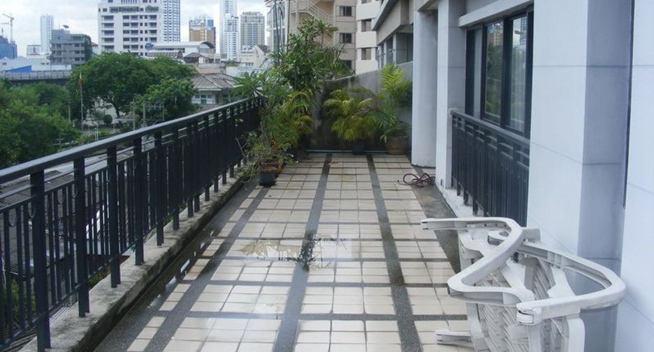 For rent 3 bedrooms condo in Khlong Toei, Bangkok
